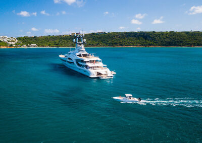 blue pelican boat charter - Anguilla - mega yacht sur l'eau