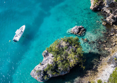 blue pelican boat charter - Anguilla little bay - bateau vu de haut
