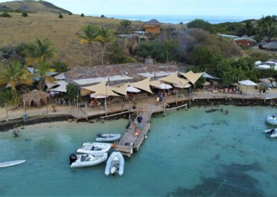 blue pelican boat charter - restaurant karibuni-vu-de-haut